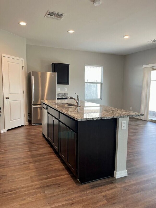 Building Photo - Home in Litchfield Park at Canyon Views! 5bd 3ba! Mountain Views!