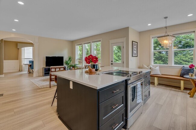 Building Photo - Stunning, spacious 4-bdrm/4-bath in Tigard. Fireplace, massive decks, next to nature