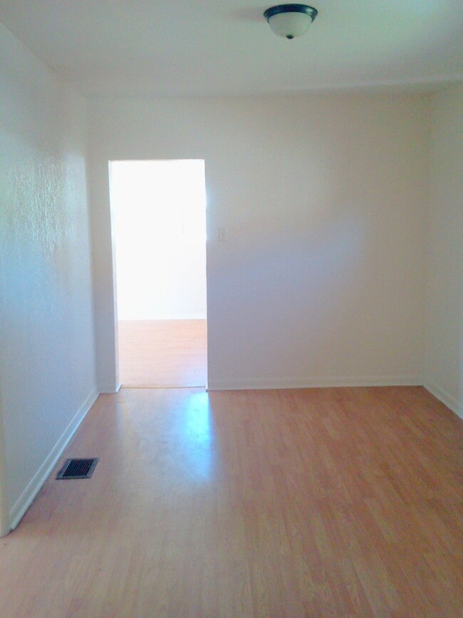 Building Photo - 3BR/1BA with HUGE Backyard, Laminate Wood ...