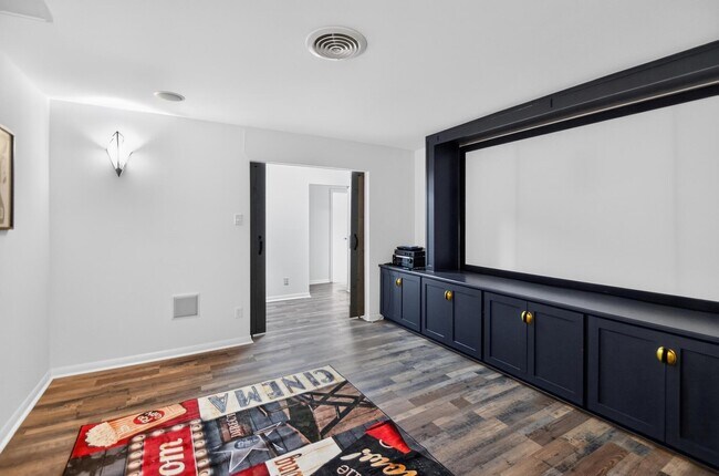 Building Photo - 5675 Sylmar Rd