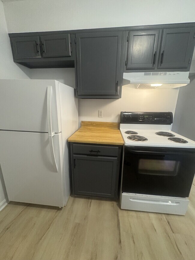 Building Photo - "Charming 1-Bedroom Townhouse Retreat in Hendersonville – Your Cozy Haven Awaits!"