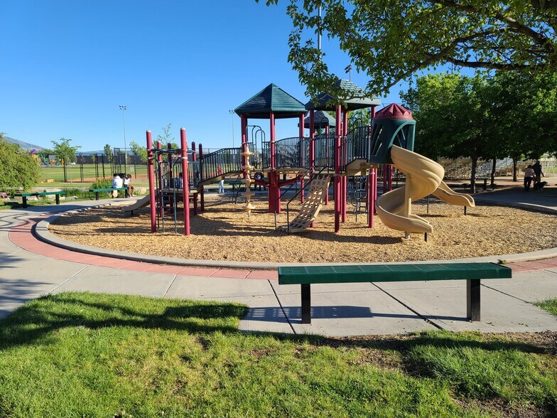Building Photo - 940 W Red Oaks Dr