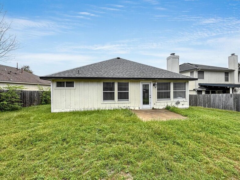 Building Photo - 1502 Sundance Dr