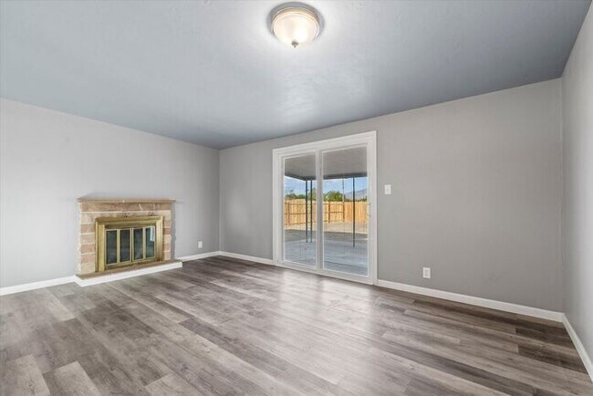 Building Photo - Great Eastside Home!