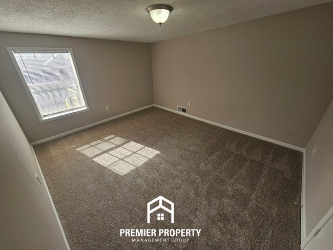 Building Photo - Newly Renovated 5BR Home with 2,334 Sq Ft, Fireplace & Fenced Yard in Memphis