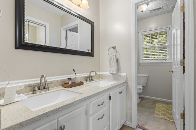 Building Photo - Inviting Jacksonville Home Near Shopping, Dining & Everyday Conveniences