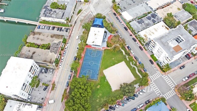Building Photo - 7925 Carlyle Ave