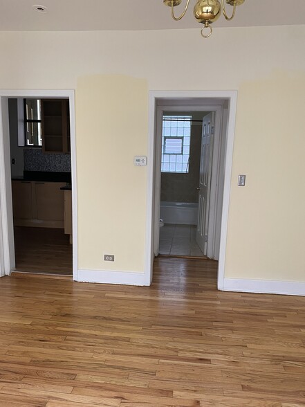Access to bedrooms and kitchen - 4930 N Kedzie Ave