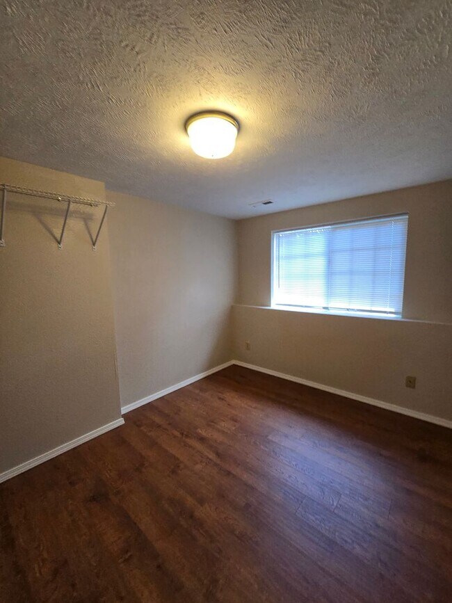 Building Photo - Cute home in the Great Brentwood Forest Ne...