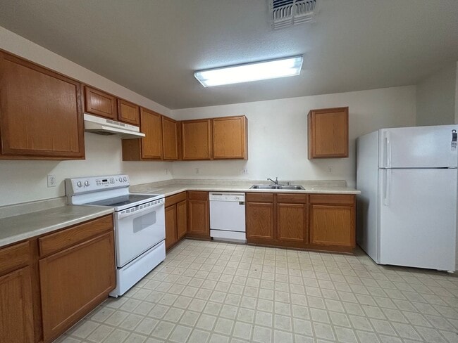 Building Photo - 4 Bedroom 2.5 Bath