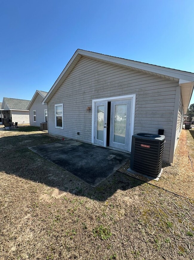 Building Photo - 3 Bed 2 Bath located in the Palm Cove Community!