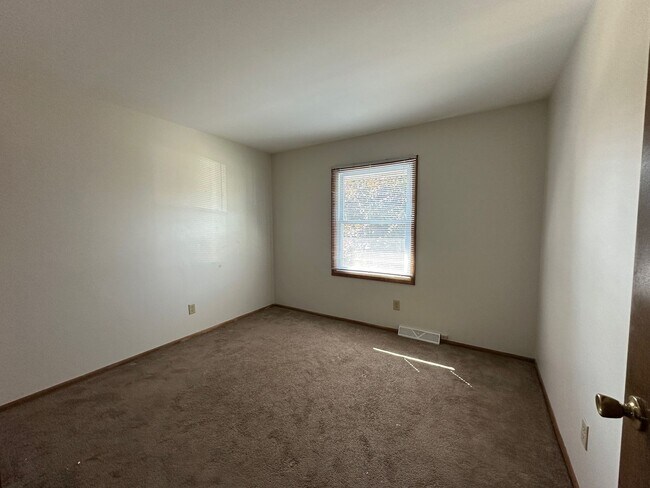 Building Photo - Spacious Townhouse in Greenfield!