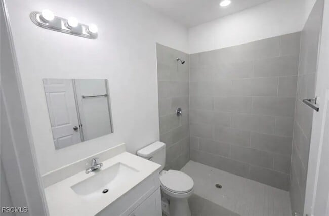 Building Photo - 857 Bently St E