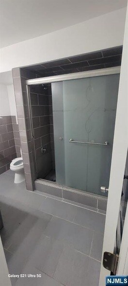 Building Photo - 115 River Rd