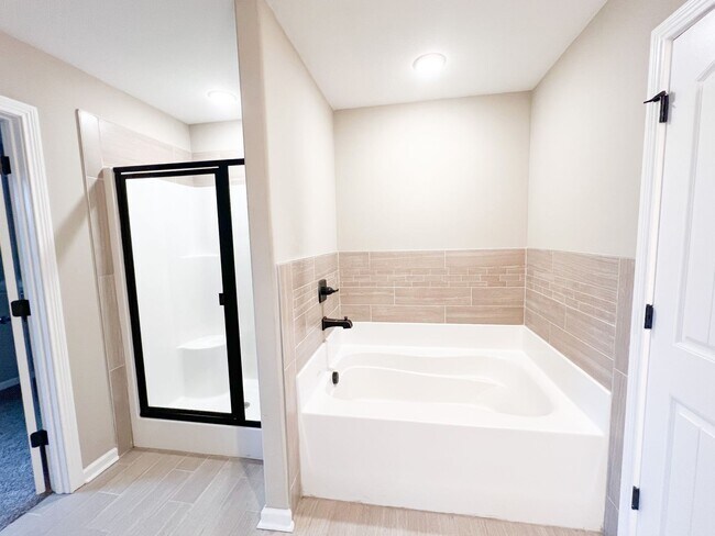 Building Photo - 4 Bedroom 3 Bathroom Home