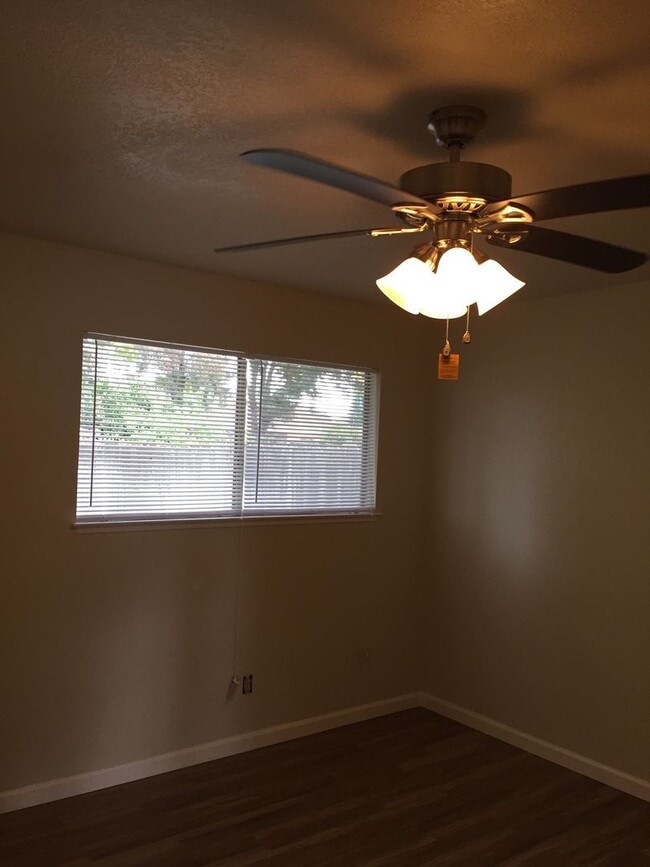 Building Photo - 407/409E. Alexander