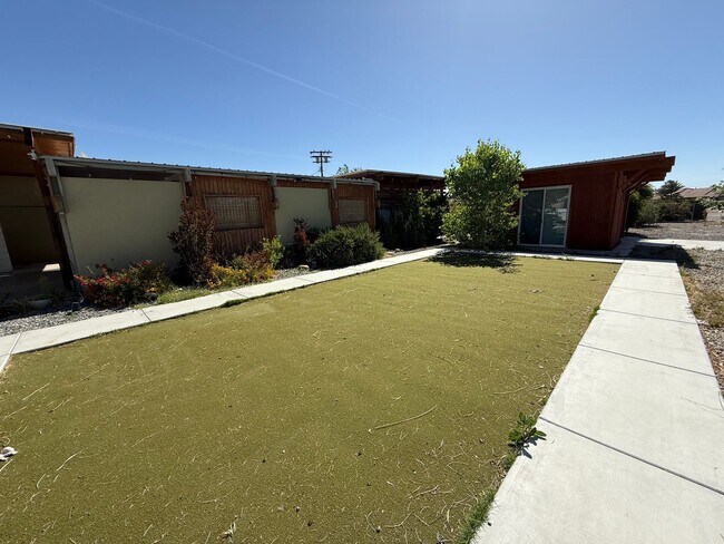 Building Photo - High Desert Retreat- 3 Bedrooms, 2 Bathroo...