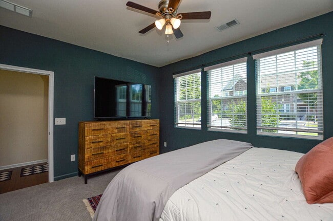 Building Photo - "Charming 3-Bedroom Townhouse in Indian La...