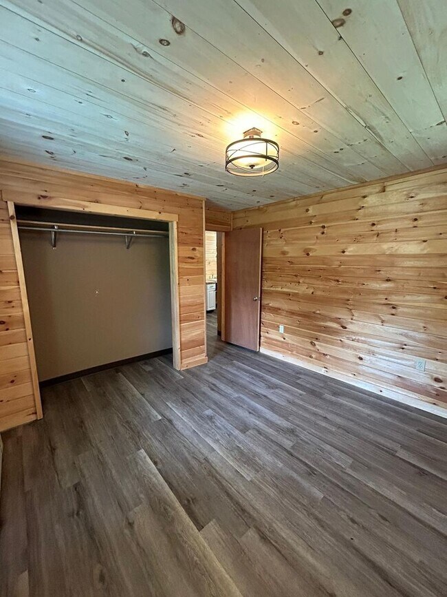 Building Photo - 480 Spruce Hollow Rd