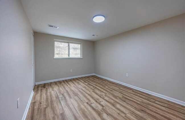 Building Photo - South Fayette Beauty! 4 bedrooms/2 baths