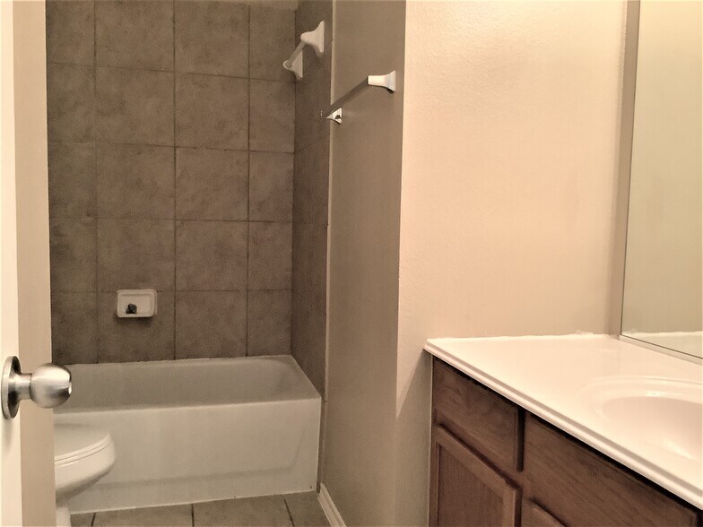 Building Photo - 5018 Beechknoll Ln
