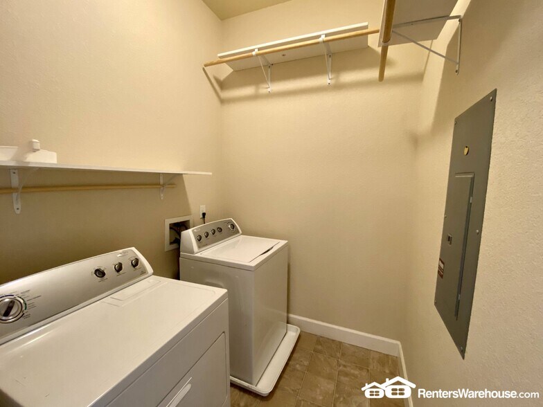 Building Photo - 305 Inverness Way S