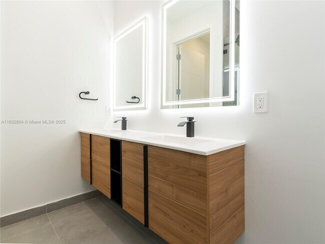 Building Photo - 1421 SW 24th Ct