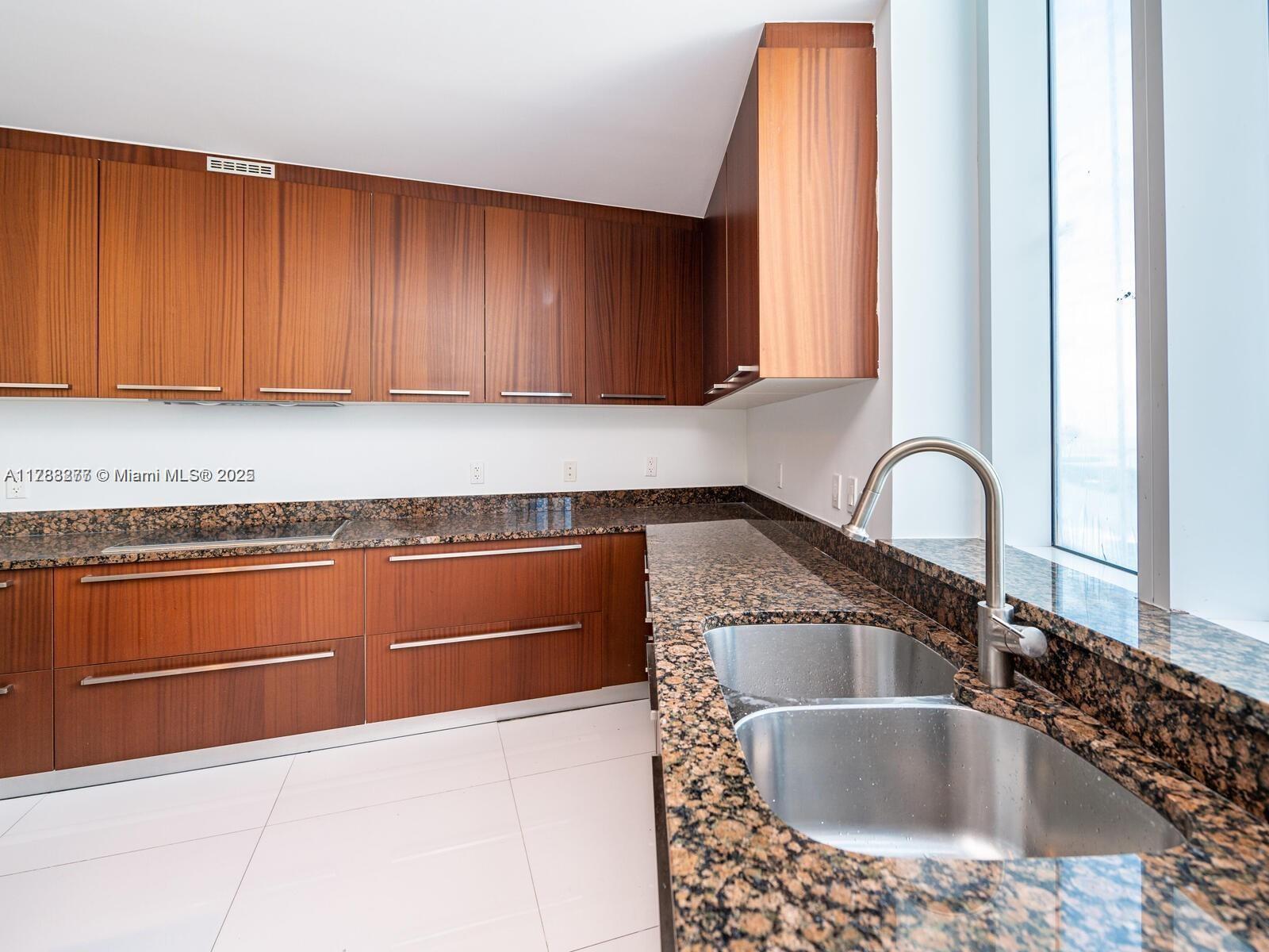 Building Photo - 15901 Collins Ave