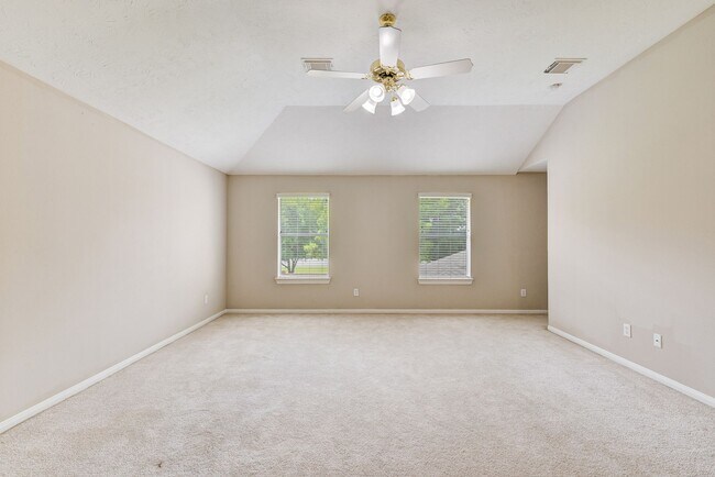 Building Photo - Beautiful 4 bedroom 2.5 bathroom with mass...