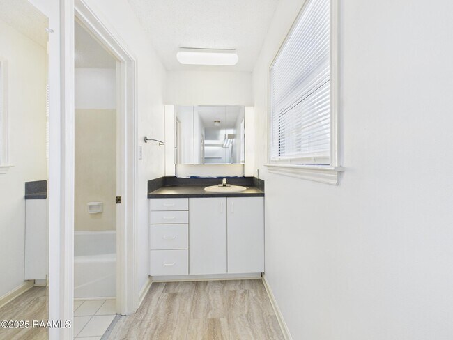 Building Photo - 19 Courtyard Cir