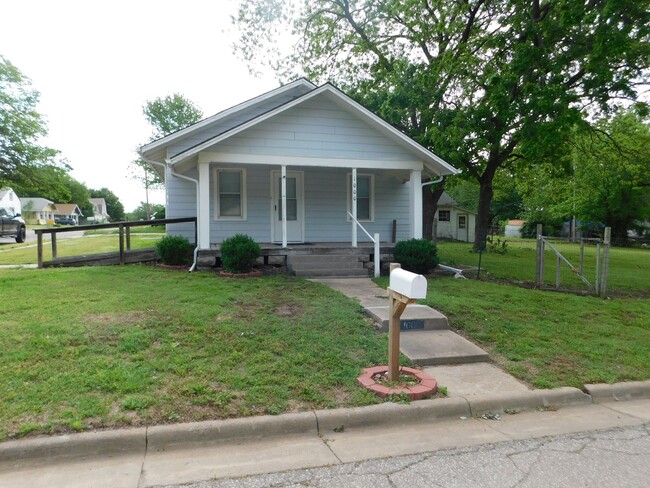 Primary Photo - Cozy 2 Bed 1 Bath Home