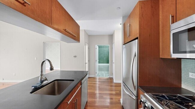 Building Photo - 1 bedroom in LONG ISLAND CITY NY 11101