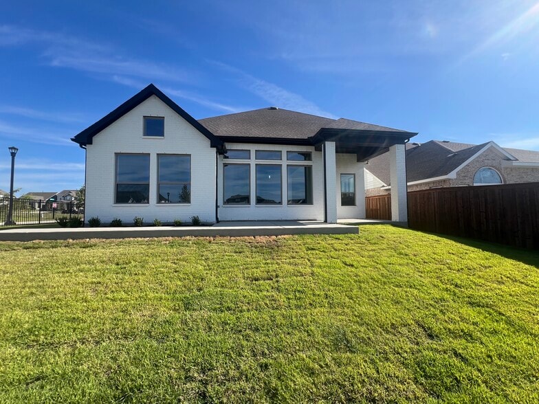 Building Photo - 13961 Longvalley Dr