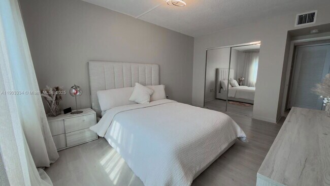 Building Photo - 400 Kings Point Dr