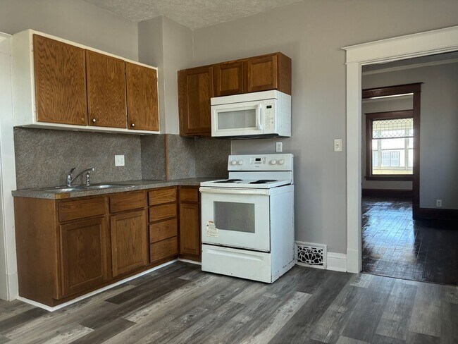 Building Photo - 3 Bedroom House Available Now!!