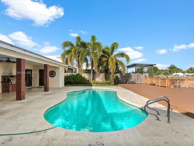 Building Photo - 21151 NE 22nd Ct