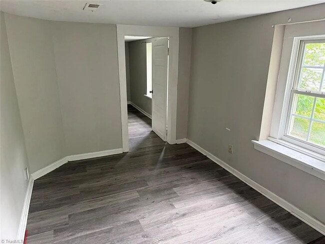 Building Photo - Charming 3 BD / 1.5 BA Home with Finished Basement