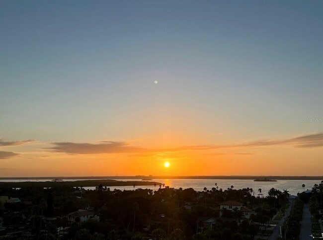 Building Photo - 880 Mandalay Ave