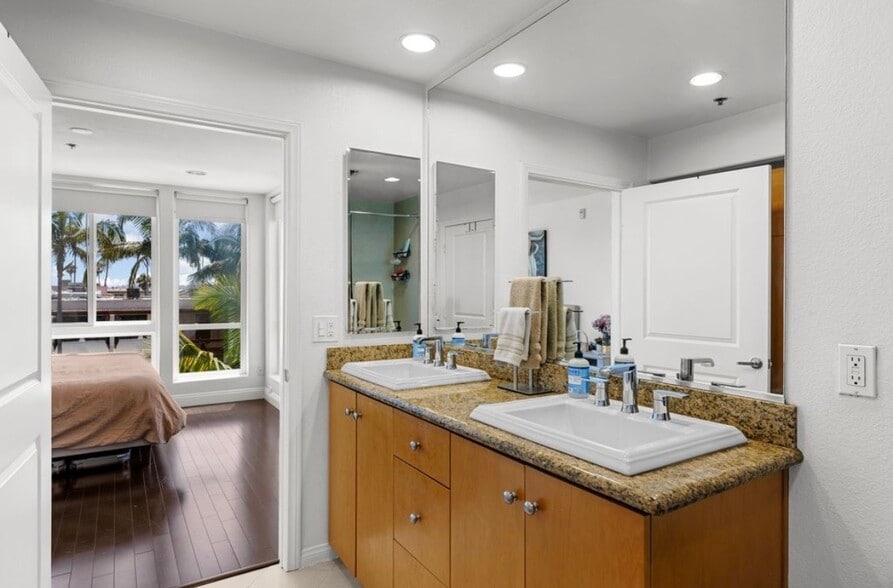 Building Photo - 924 Hornblend St