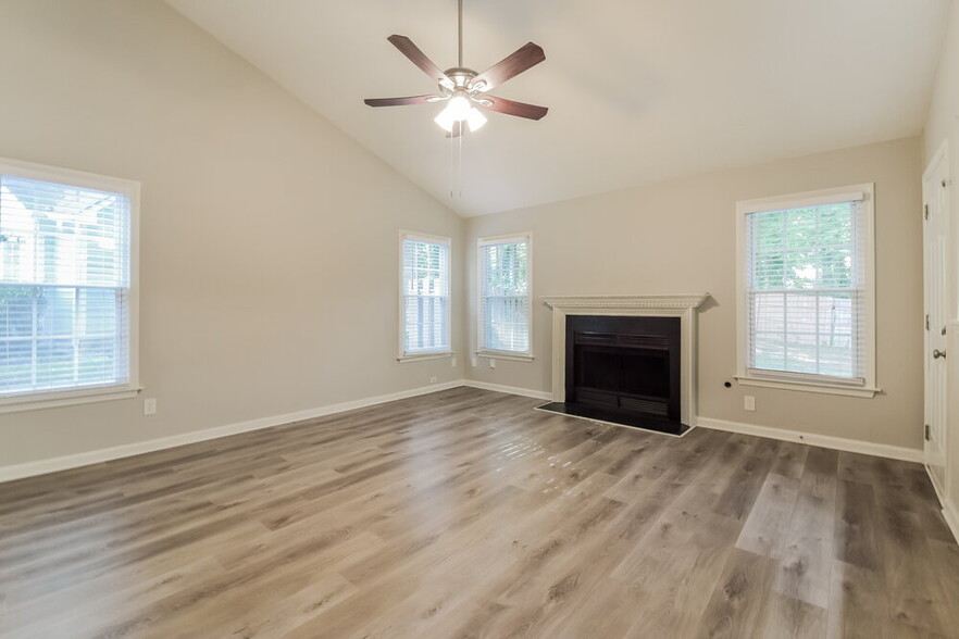Building Photo - 547 Riverbirch Trce