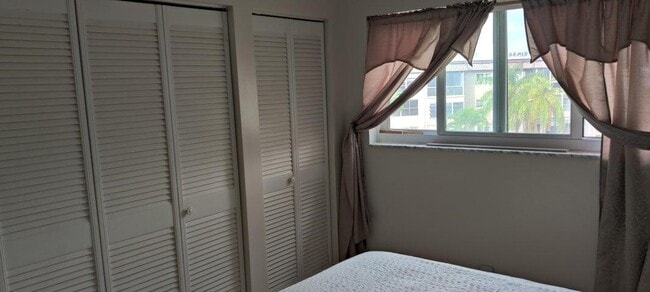 Building Photo - 715 Lori Dr