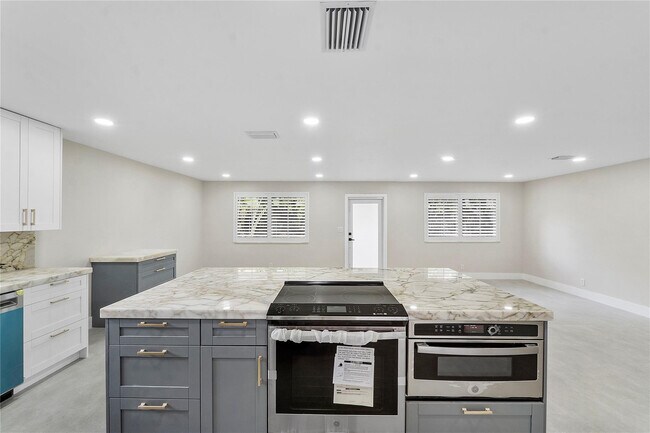 Building Photo - 828 Johnson St