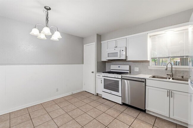 Building Photo - 2201 Lanier Dr
