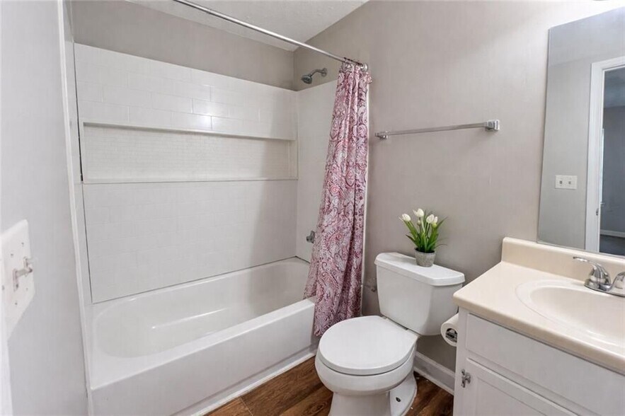 Building Photo - 340 Red Oak Run SW