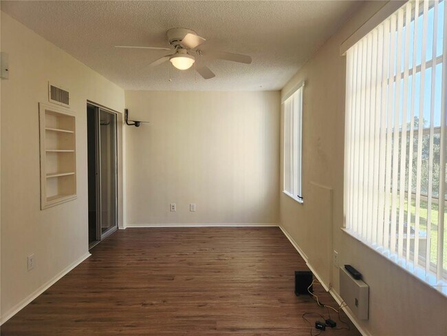 Building Photo - 2402 Ecuadorian Way