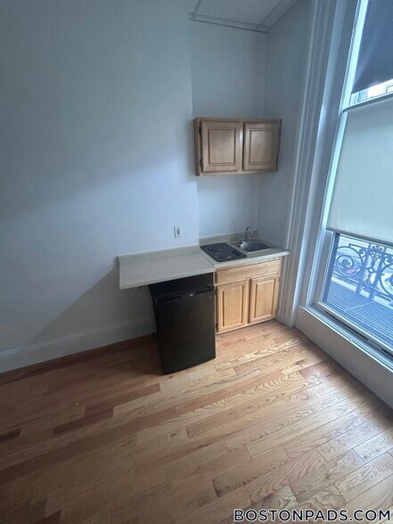 Building Photo - 405 Beacon St