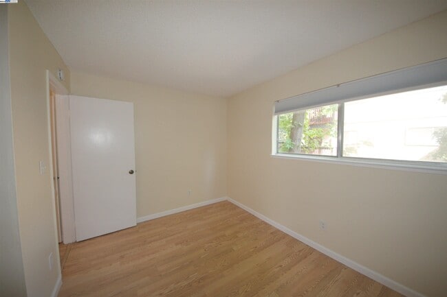 Building Photo - 1060 Oak Grove Rd