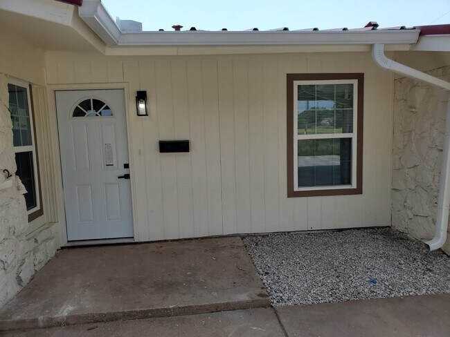 Building Photo - 1833 Eden Ln