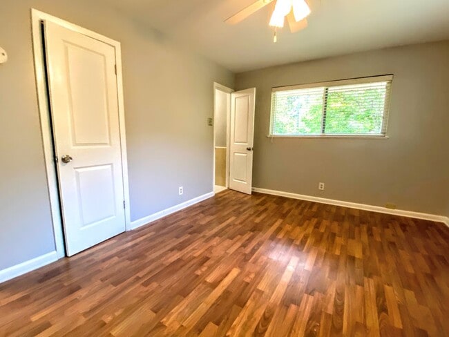 Building Photo - 11511 N Oaks Dr