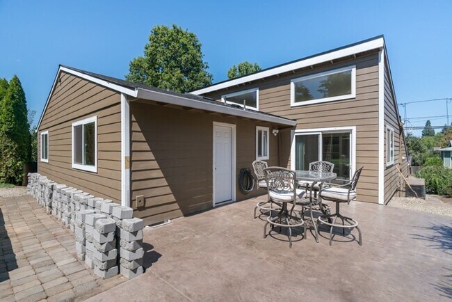 Building Photo - Charming Home in SW Portland